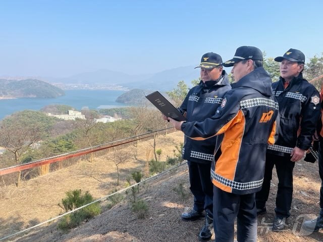 고광종 보령소방서장이 산불예방 현장점검을 하고 있다. (보령소방 제공. 재판매 및 DB금지)/뉴스1