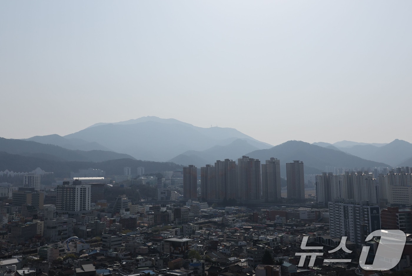 초미세먼지 예비저감조치가 내려진 24일 오전 광주 남구 사직공원 전망대에서 무등산이 뿌옇게 보이고 있다. 2025.3.24/뉴스1 ⓒ News1 박지현 기자