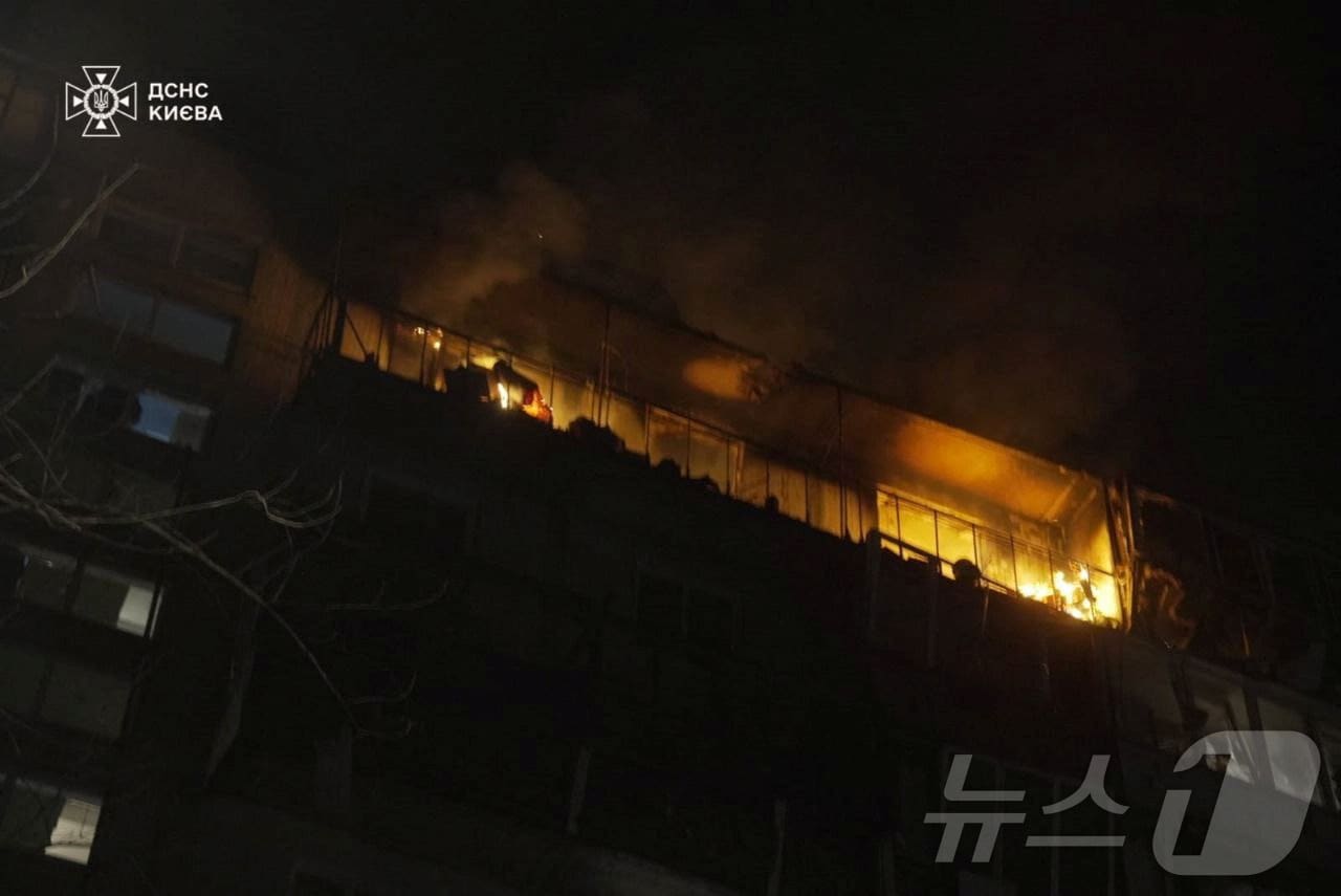 23일(현지시간) 우크라이나 키이우에서 러시아 군의 공습을 받아 불길에 휩싸인 건물이 보인다. 2025.03.24 ⓒ 로이터=뉴스1 ⓒ News1 우동명 기자
