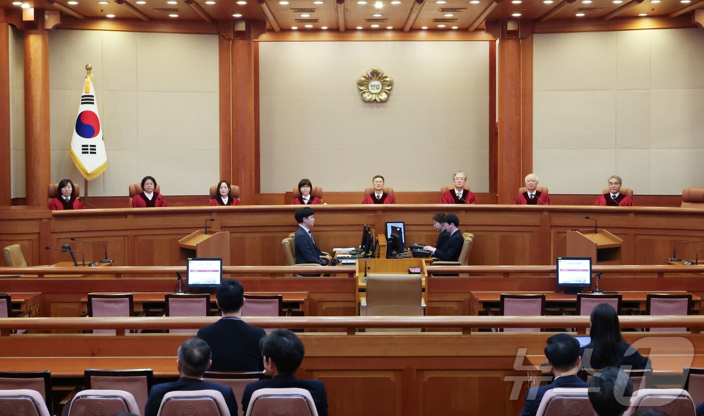 24일 서울 종로구 헌법재판소 대심판정에서 열린 한덕수 국무총리 탄핵심판을 앞두고 재판관들이 자리하고 있다. 헌재는 이날 한 총리에 대한 국회의 탄핵소추를 기각했다.(공동취재) 2025.3.24/뉴스1 ⓒ News1 박정호 기자