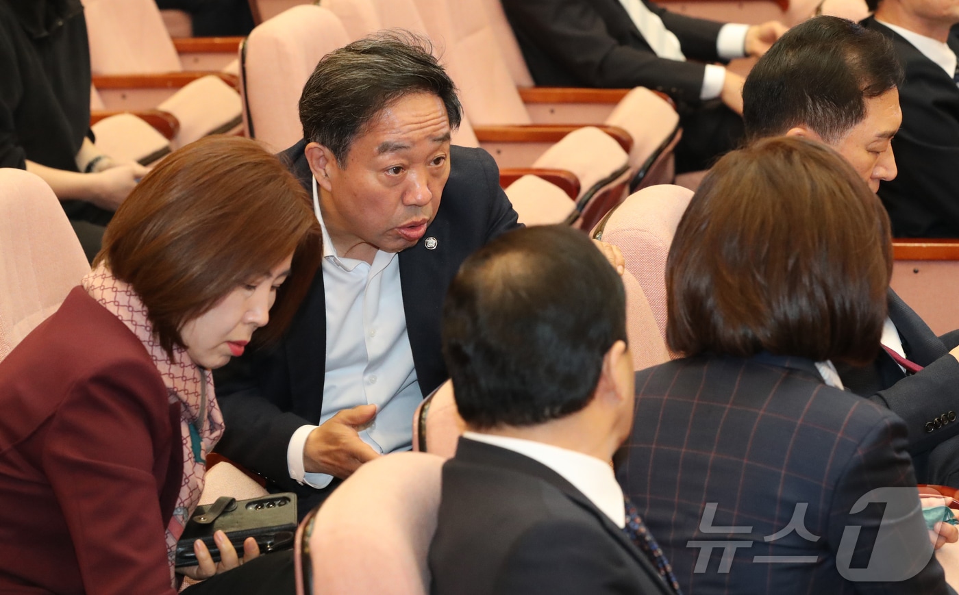 한덕수 국무총리 탄핵심판을 앞둔 지난 3월 24일 서울 종로구 헌법재판소 대심판정에서 국민의힘 강승규 의원이 동료 의원들과 대화하고 있다. (공동취재) 2025.3.24/뉴스1 ⓒ News1 박정호 기자