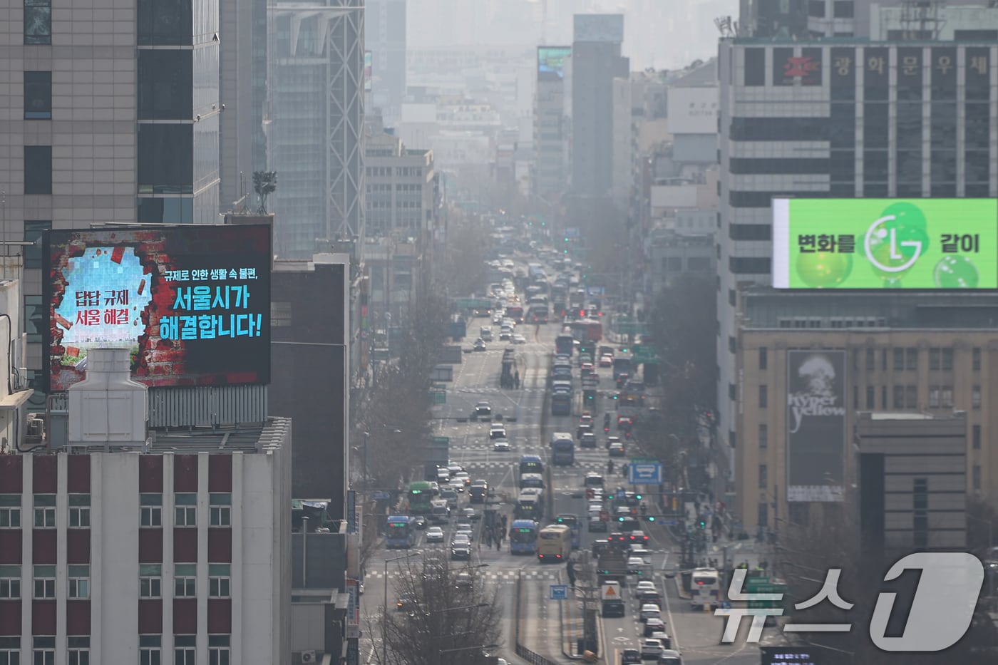 전국 대부분 지역에서 미세먼지 농도가 '나쁨' 수준을 나타낸 24일 오전 서울 종로구 도심 일대가 뿌옇게 흐린 모습을 나타내고 있다. 2025.3.24/뉴스1 ⓒ News1 민경석 기자