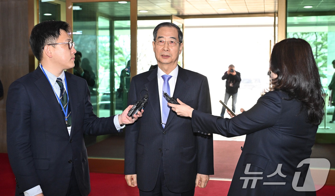 헌법재판소에서 탄핵소추안이 기각되면서 직무에 복귀한 한덕수 대통령 권한대행 국무총리가 24일 오전 서울 종로구 정부서울청사로 출근하며 취재진에 입장을 밝히고 있다. (공동취재) 2025.3.24/뉴스1 ⓒ News1 임세영 기자