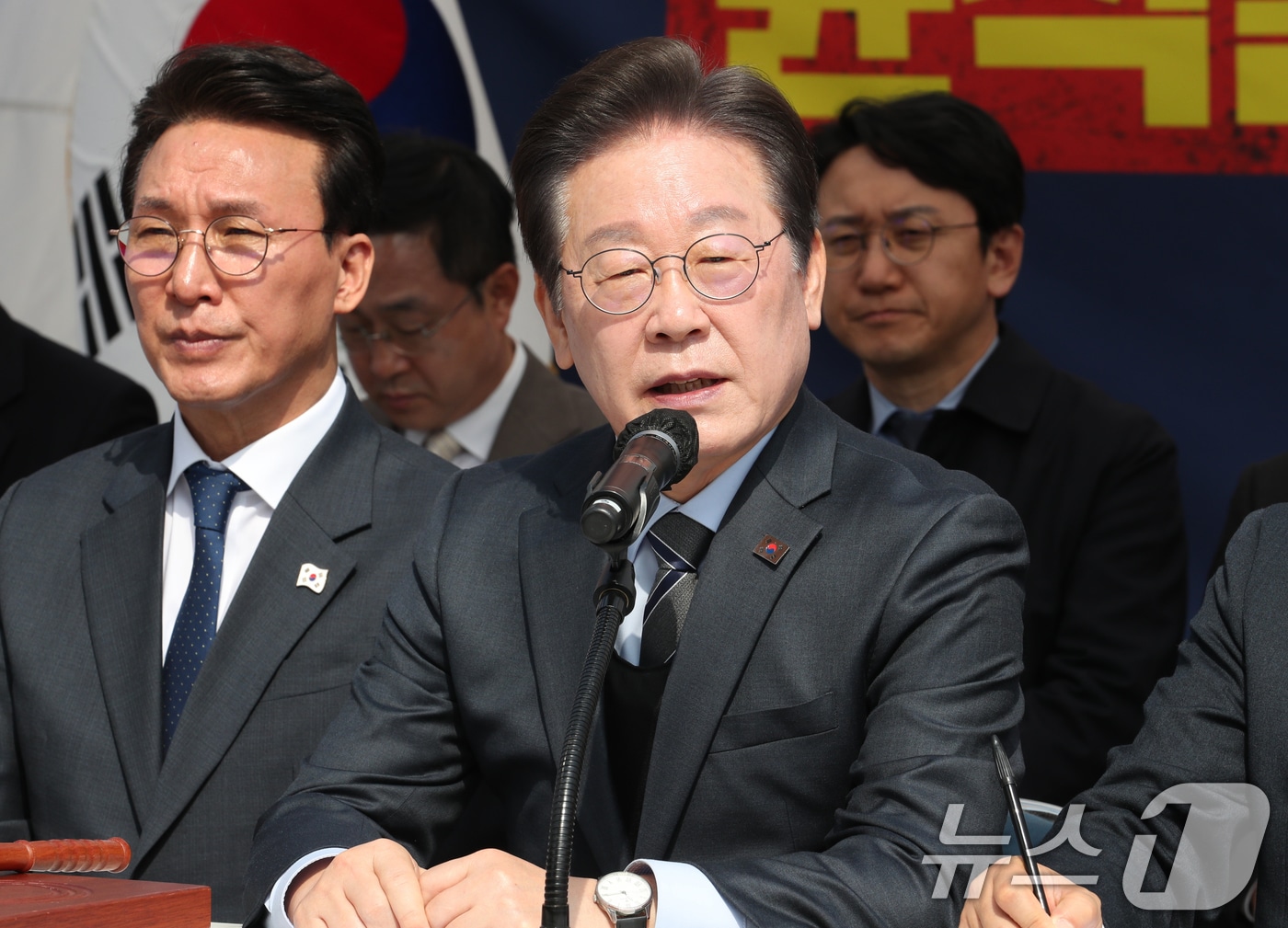 이재명 더불어민주당 대표가 24일 오전 서울 종로구 경복궁 인근에서 열린 현장 최고위원회의에서 발언하고 있다. (공동취재) 2025.3.24/뉴스1 ⓒ News1 이재명 기자