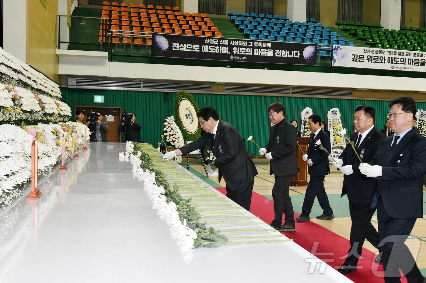 경남 산청군 산불 진화대 사고 희생자 합동분향소에서 안성민 부산시의회 의장을 비롯해 의원들이 조문하고 있다.&#40;부산시의회 제공. 재판매 및 DB 금지&#41;