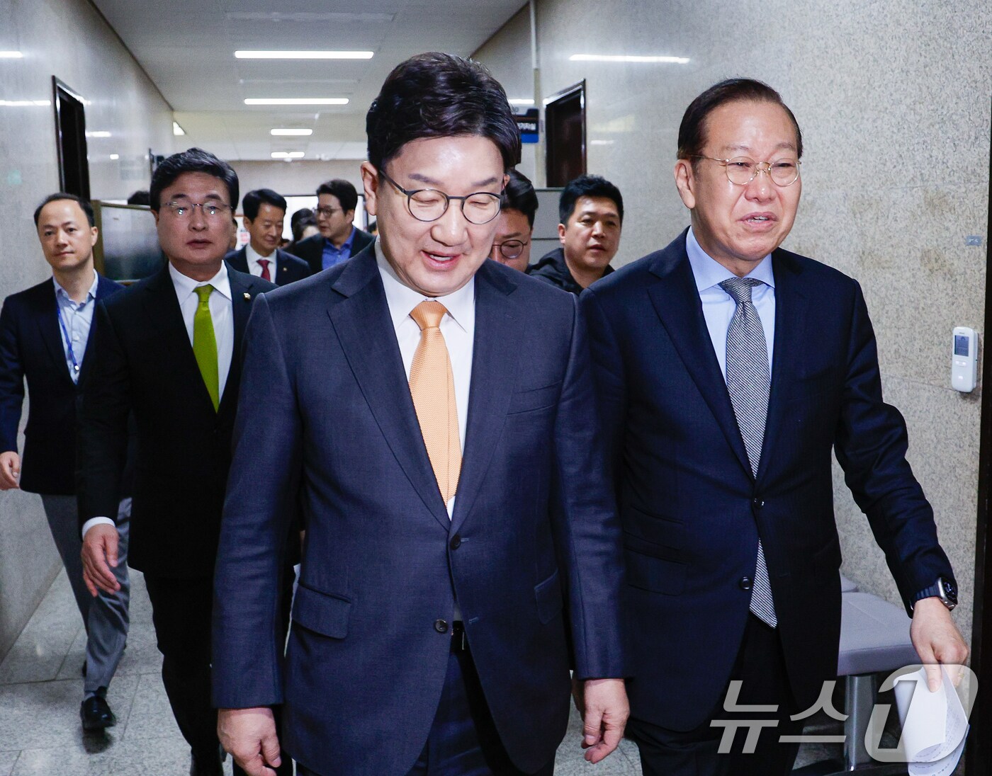 권영세 국민의힘 비상대책위원장(오른쪽)과 권성동 원내대표가 24일 서울 여의도 국회에서 헌법재판소의 한덕수 국무총리 탄핵소추 기각 판결 관련 기자회견을 마친 후 이동하며 대화하고 있다. 2025.3.24/뉴스1 ⓒ News1 안은나 기자