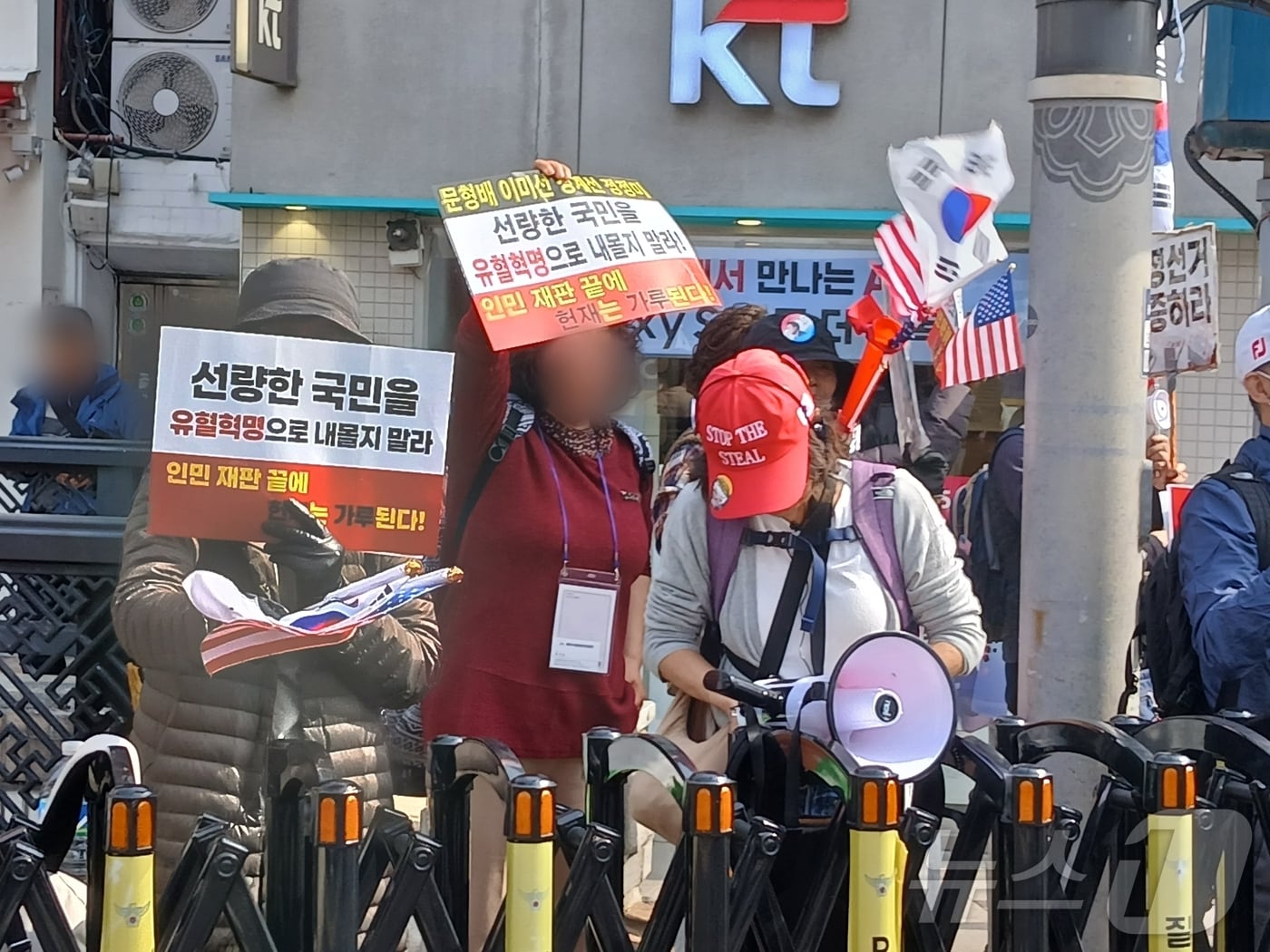 헌법재판소가 24일 한덕수 국무총리에 대한 탄핵소추를 기각하자 안국역 인근에서 시위하던 윤석열 대통령 지지자들이 기뻐하고 있다. / 뉴스1 이강 기자
