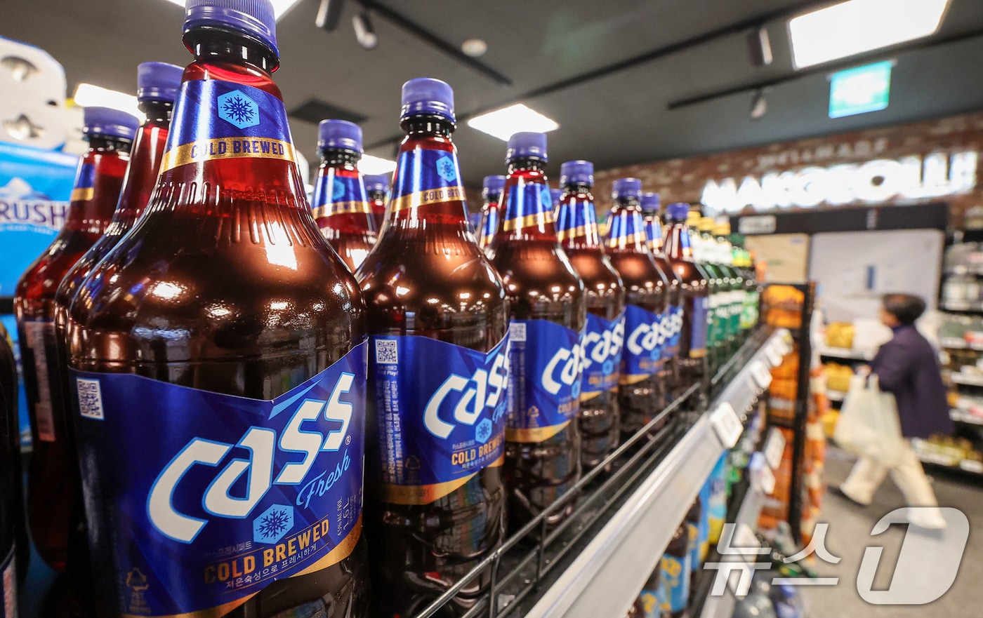 24일 서울 시내 한 대형마트에 오비맥주 제품이 진열돼 있다. 2025.3.24/뉴스1 ⓒ News1 김성진 기자