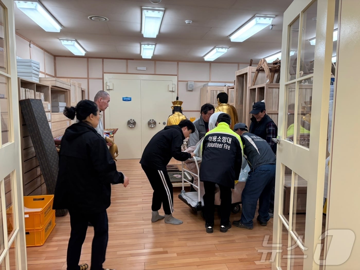 24일 경북 의성군에 있는 경북 유형문화유산 불상조각 목조아미타여래좌상이 이송되고 있다.(독자 제공.재판매 및 DB 금지)