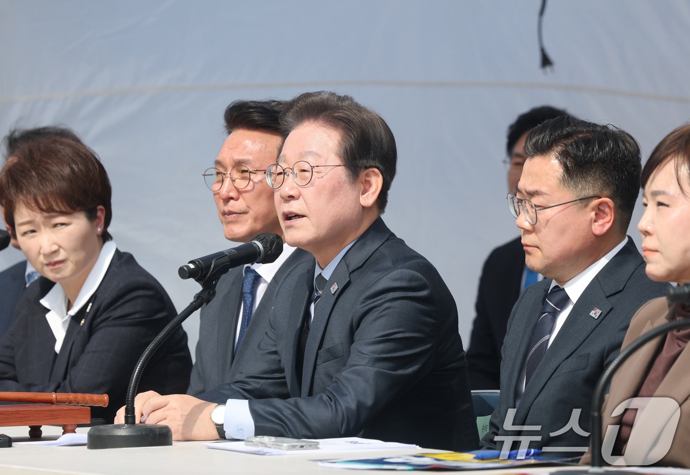이재명 더불어민주당 대표가 24일 서울 종로구 광화문 천막당사에서 열린 최고위원회의에 참석해 발언을 하고 있다. (공동취재) 2025.3.24/뉴스1 ⓒ News1 이재명 기자