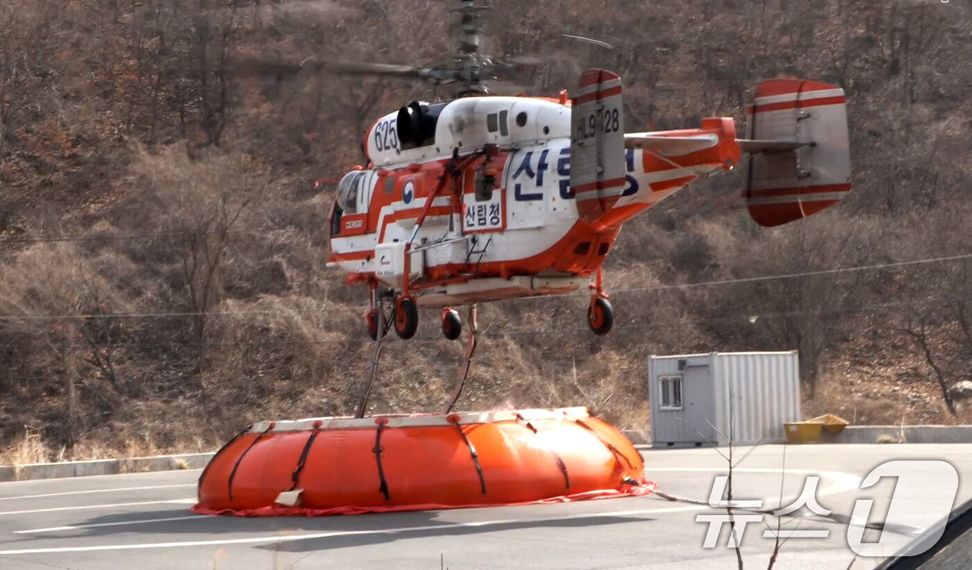 경북도소방본부는 26일 초대형 산불에 대비해 '경북형 소방중심 산불대응체계'로 전면 개편한다고 밝혔다. 사진은 지난 3월 24일 의성군 산불현장에 투입된 산림청 대형 산불진화헬기가 이동급수조에서 산불확산방지 지연제를 담수하는 모습. (산림청 제공, 재판매 및 DB 금지) 2025.3.24/뉴스1 ⓒ News1 최창호 기자