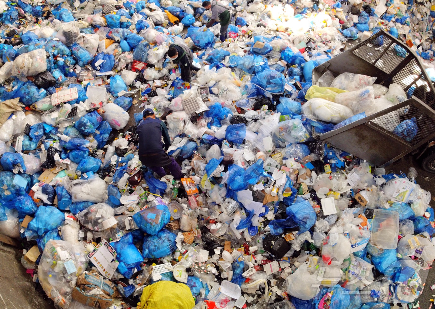 재활용 선별장 내 스티로폼과 재활용품 쓰레기 ⓒ News1 박지현 기자