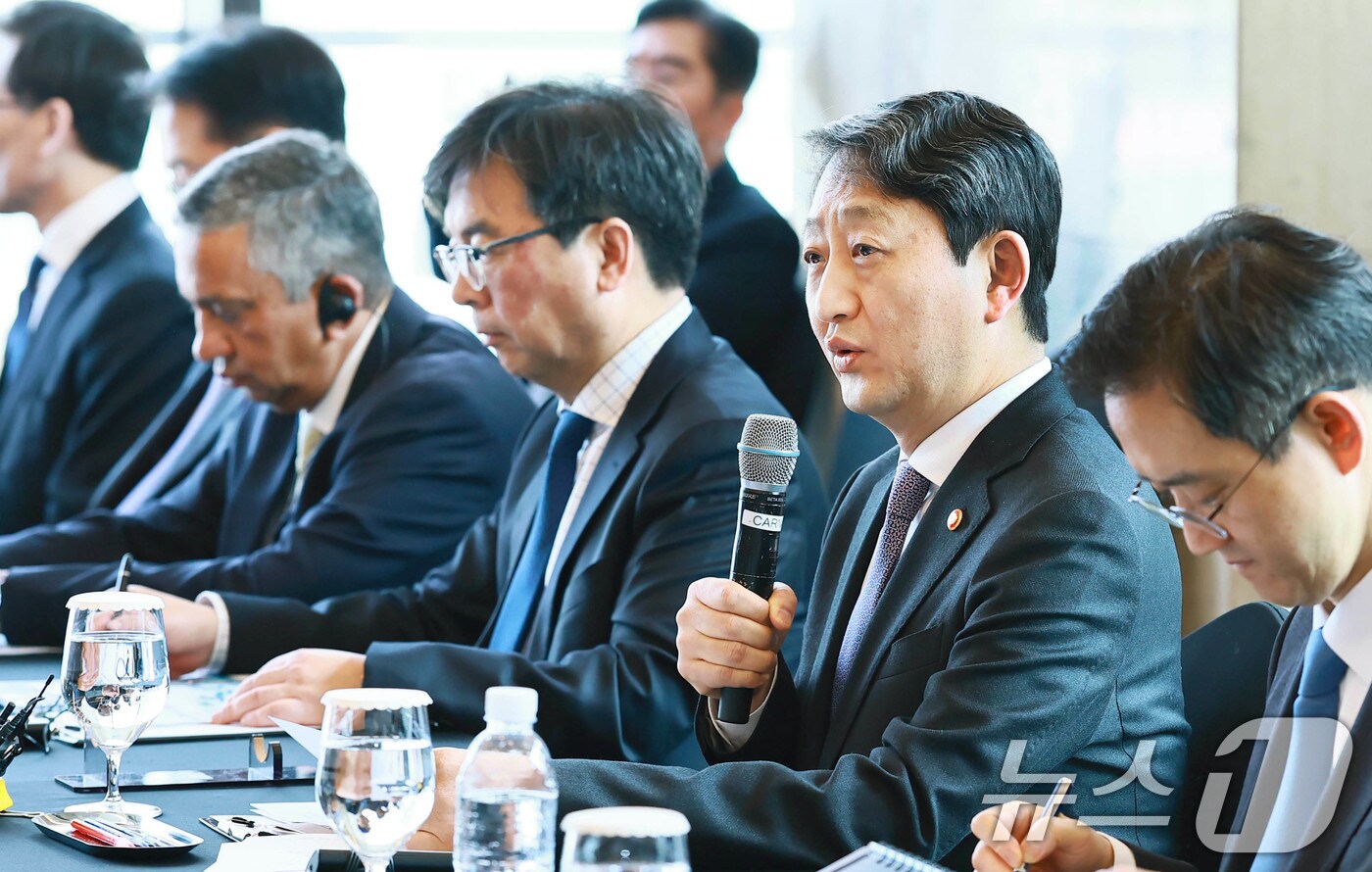 안덕근 산업통상자원부 장관이 서울 강남구 그랜드인터컨티넨탈호텔에서 열린 '외국인투자 전략회의'에 참석해 인사말을 하고 있다. (산업통상자원부 제공. 재판매 및 DB 금지) 2025.3.24/뉴스1