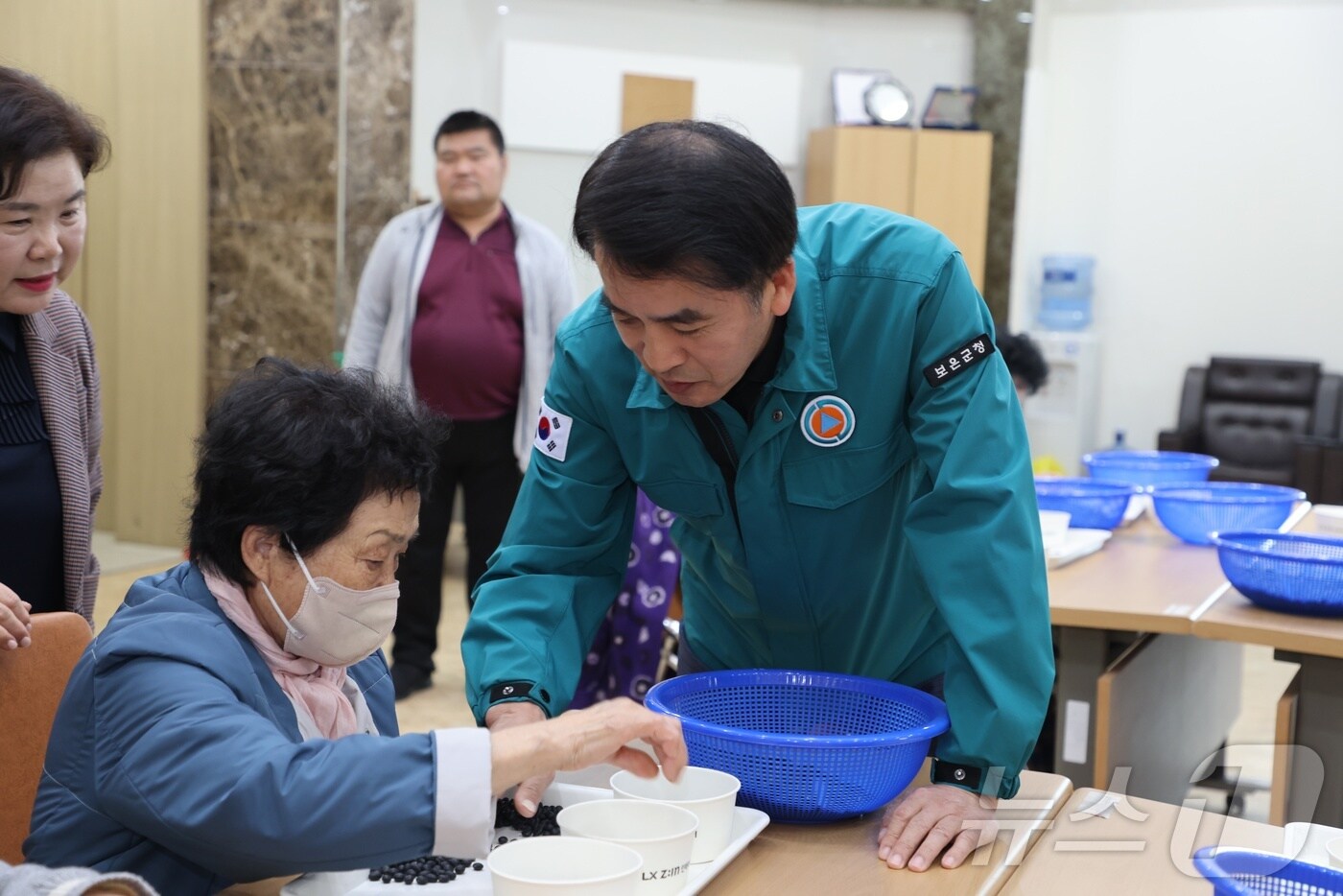 최재형 보은군수가 문을 연 일하는 밥퍼 작업장을 찾아 어르신과 대화를 나누고 있다.  &#40;보은군 제공. 재판매 및 DB금지&#41; /뉴스1