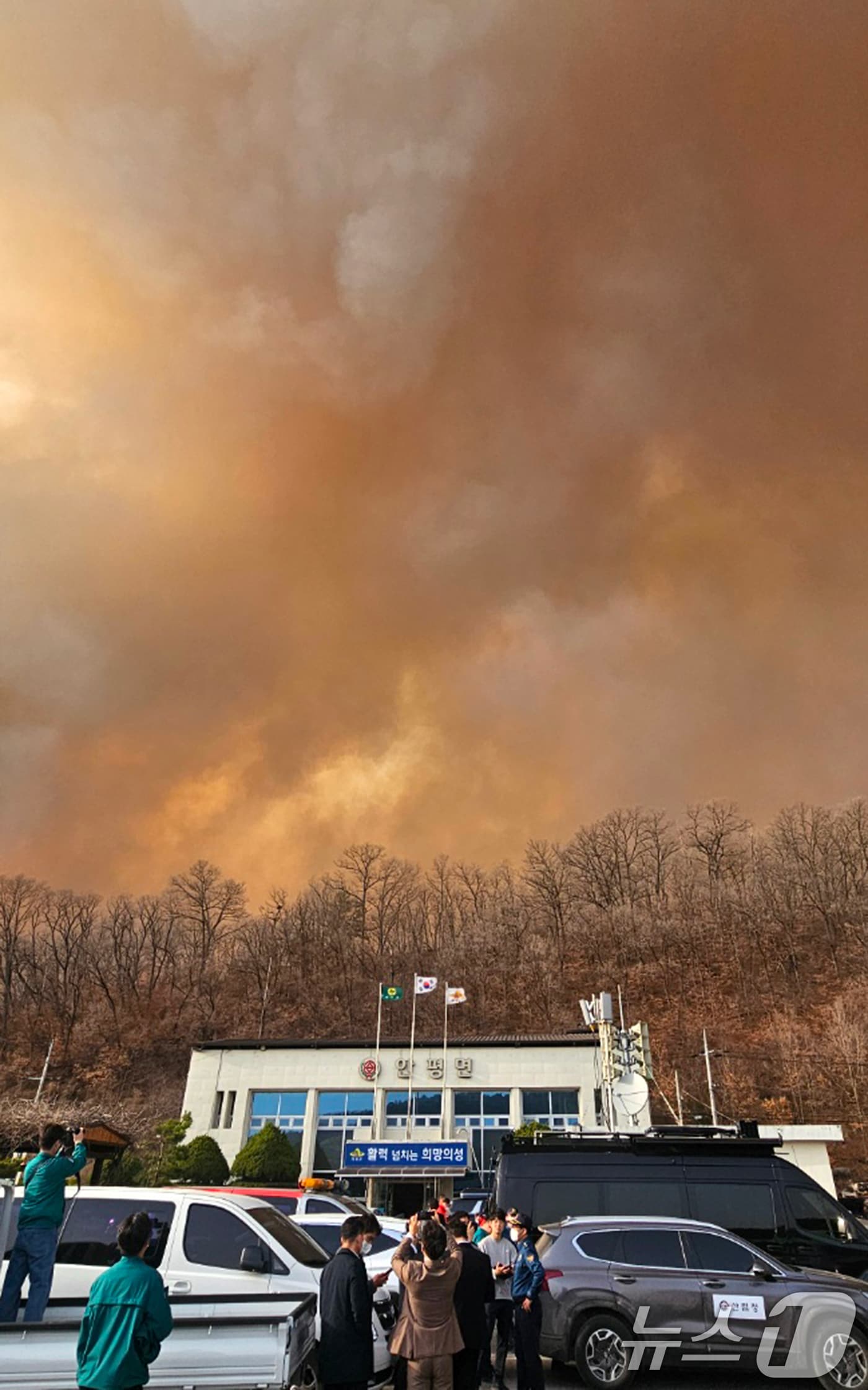 경북 의성군 산불 사흘째인 24일 오후 강풍 영향으로 확산된 산불이 산불지휘본부가 있는 안평면사무소 뒷편 산으로 번지고 있다. 2025.3.24/뉴스1 ⓒ News1 신성훈 기자