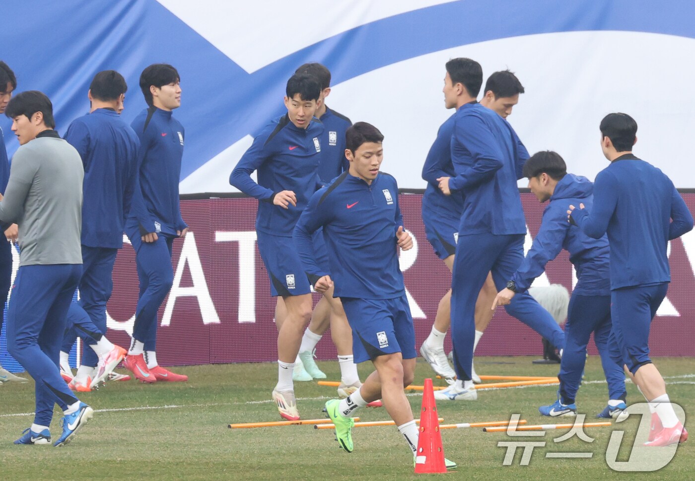 대한민국 축구대표팀 황희찬과 손흥민이 24일 오후 경기 수원시 영통구 수원월드컵경기장에서 요르단과의 경기를 앞두고 훈련하고 있다. 홍명보 감독이 이끄는 축구대표팀은 오는 25일 수원월드컵경기장에서 요르단과 2026 FIFA 북중미 월드컵 아시아 지역 3차 예선 B조 조별리그 8차전을 치른다. 2025.3.24/뉴스1 ⓒ News1 김영운 기자