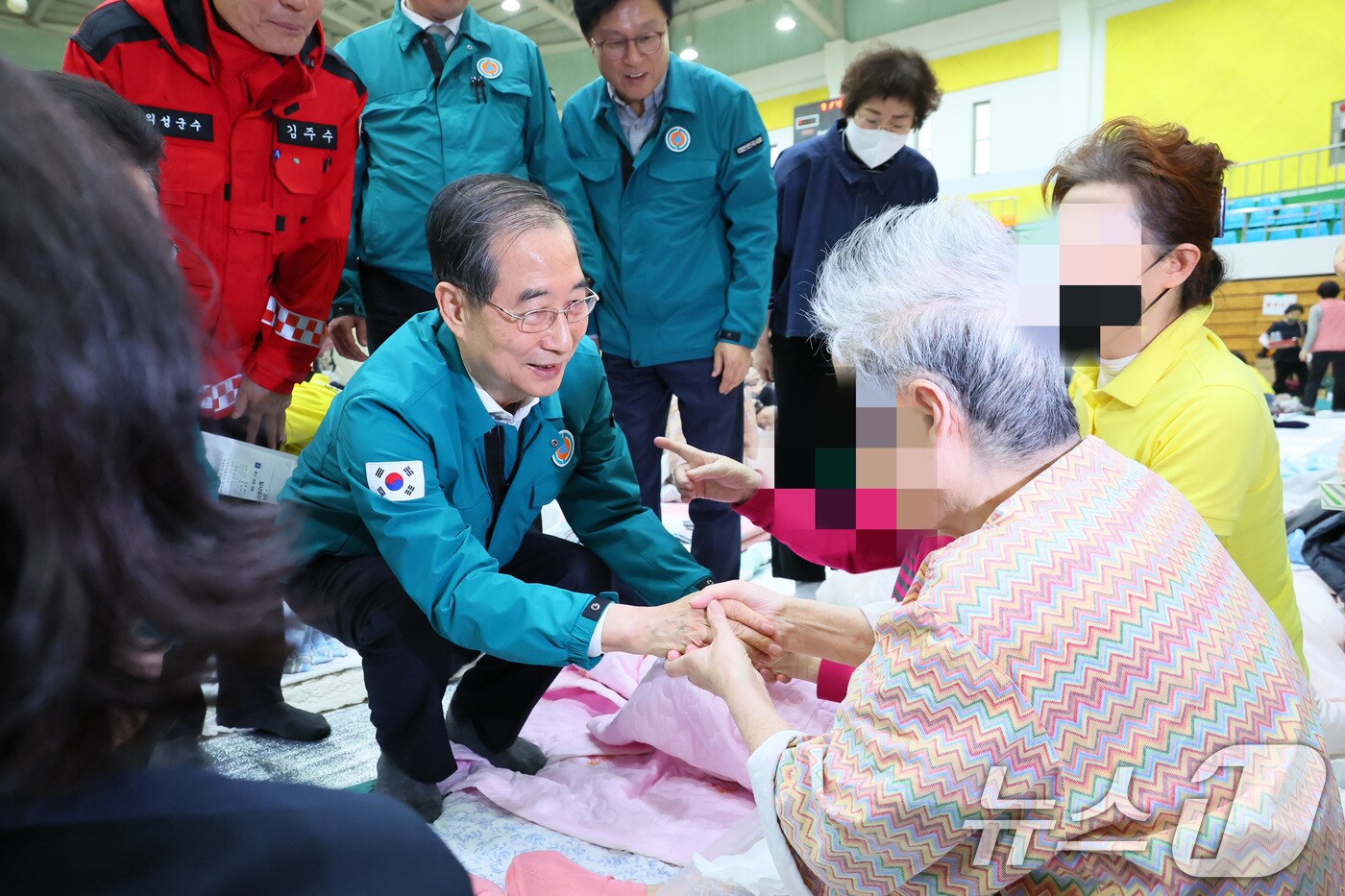 한덕수 대통령 권한대행 국무총리가 24일 오후 경북 의성군 의성체육관에 마련된 주민대피소를 방문, 대피 주민들을 위로하고 있다. &#40;총리실 제공, 재판매 및 DB 금지&#41; 2025.3.24/뉴스1 ⓒ News1 임세영 기자