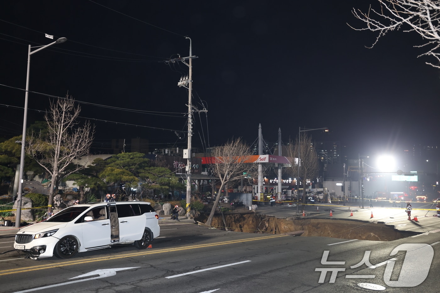 24일 오후 서울 강동구 대명초등학교 인근 사거리에서 싱크홀&#40;땅꺼짐&#41; 사고가 발생해 현장이 통제되고 있다. 2025.3.24/뉴스1 ⓒ News1 이승배 기자