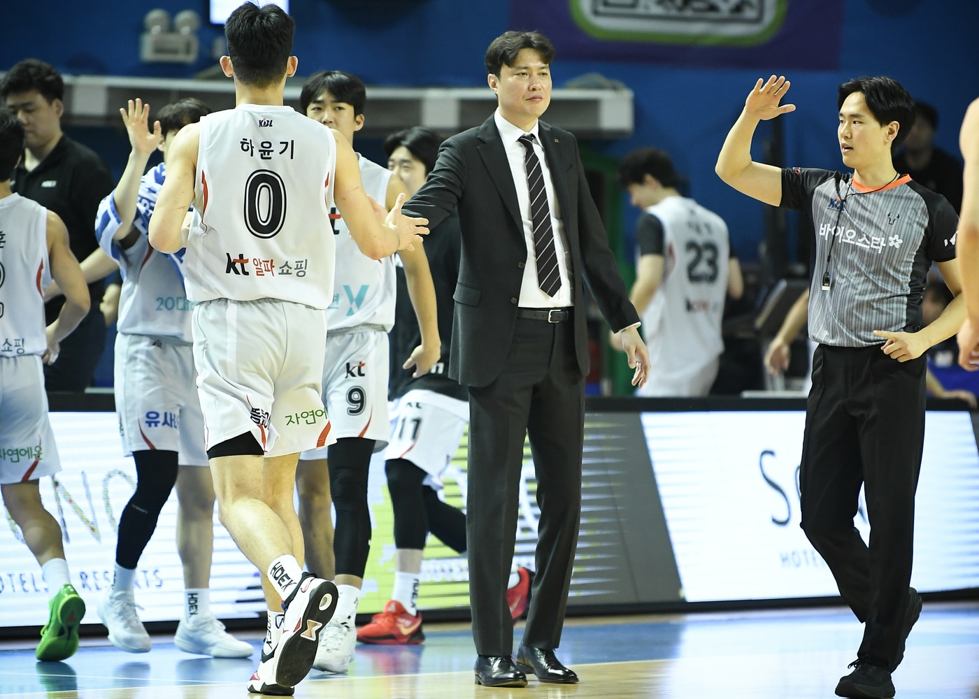 프로농구 수원 KT 송영진 감독과 하윤기. (KBL 제공)