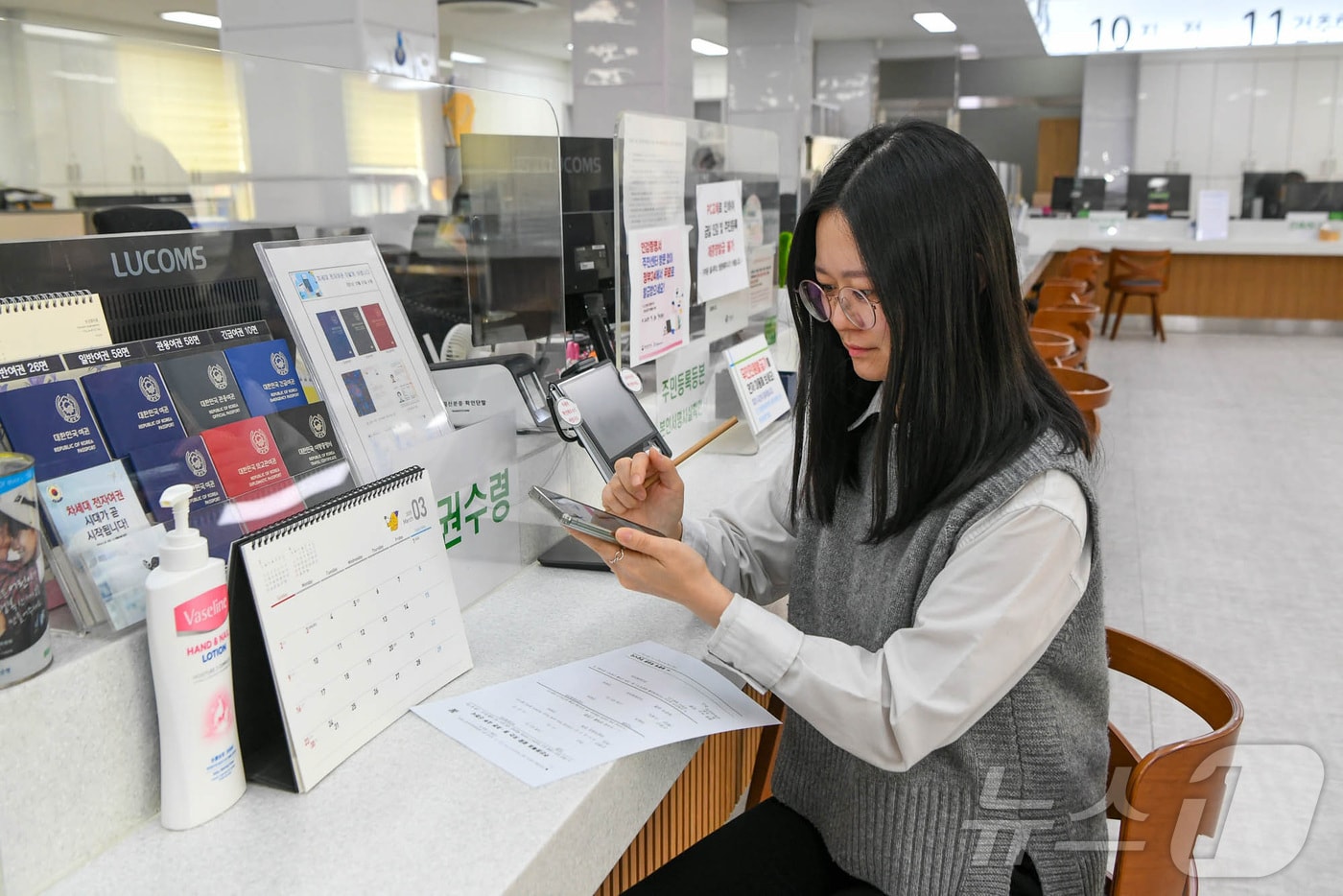 QR코드 민원 작성 모습.(양구군 제공)/뉴스1