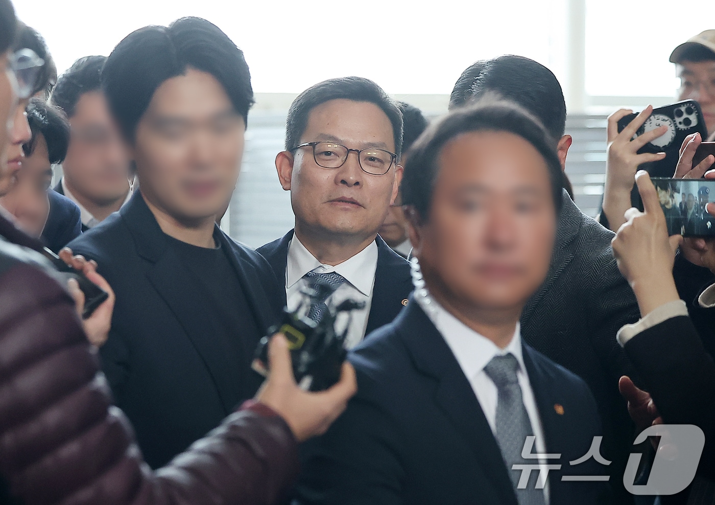 손재일 한화에어로스페이스 사업부문 대표이사가 25일 경기 성남시 성남상공회의소에서 열린 제48기 정기 주주총회에 참석하고 있다. 앞서 한화에어로스페이스는 지난 20일 3조6000억원 대규모 유상증자 추진을 기습 발표하며 주가가 13% 급락했으나, 김동관 부회장 등의 자사주 매입&#40;48억원&#41; 발표로 일부 회복됐다. 2025.3.25/뉴스1 ⓒ News1 김진환 기자