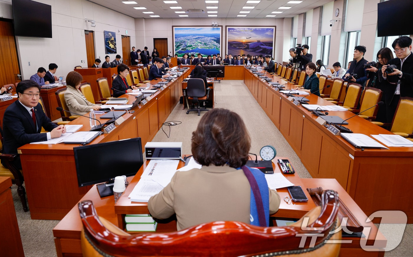 이수진 12·29 여객기 참사 진상규명과 피해자 및 유가족의 피해구제를 위한 특별위원회 소위원장이 25일 서울 여의도 국회에서 열린 제1차 피해자와 유가족 지원 및 추모사업 지원 소위원회에서 12·29 여객기 사고 피해자 지원 등을 위한 특별법안 등을 논의하고 있다. 2025.3.25/뉴스1 ⓒ News1 안은나 기자