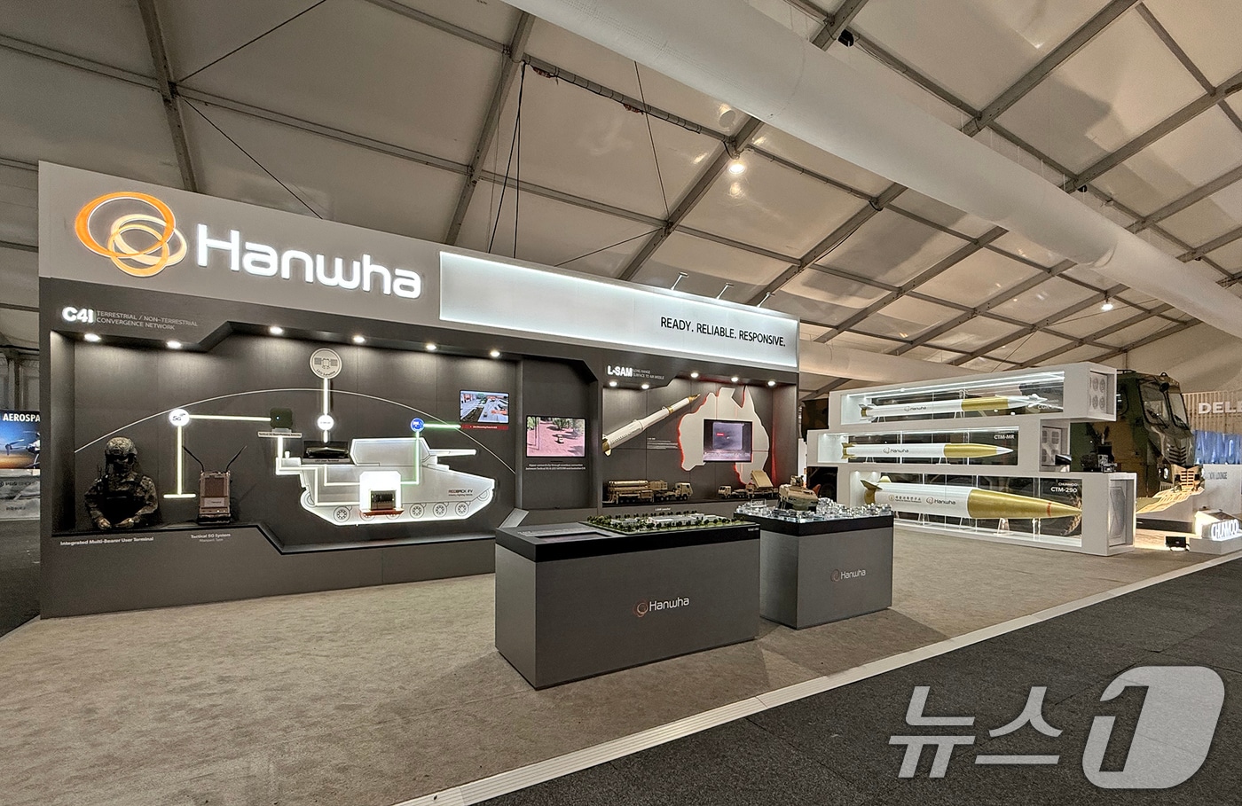 사진은 '아발론 에어쇼 2025'에 참가한 한화시스템 부스. (한화시스템 제공. 재판매 및 DB 금지)/뉴스1
