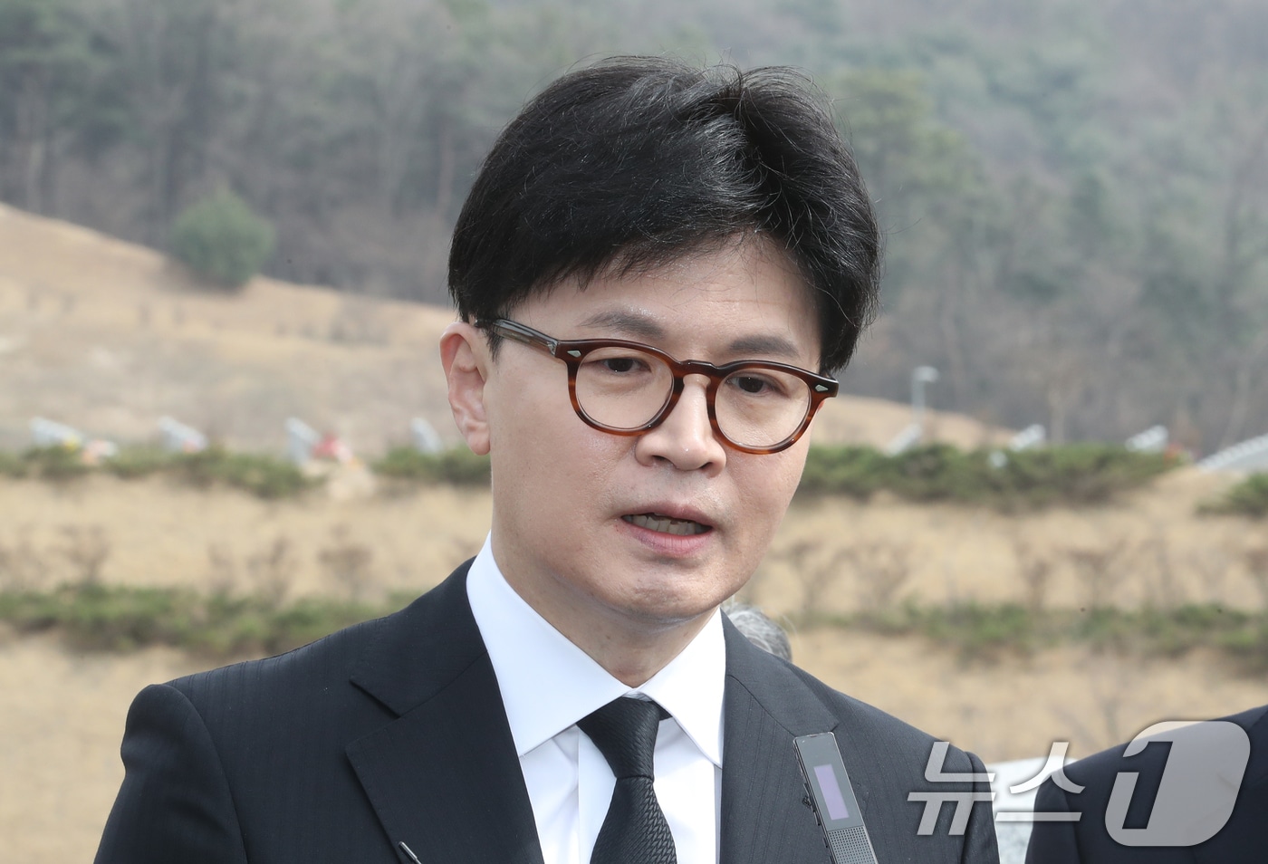 한동훈 전 국민의힘 대표가 25일 오전 대전 유성구 국립대전현충원 천안함 46용사 묘역에서 참배를 마치고 인터뷰를 하고 있다. 2025.3.25/뉴스1 ⓒ News1 김기태 기자