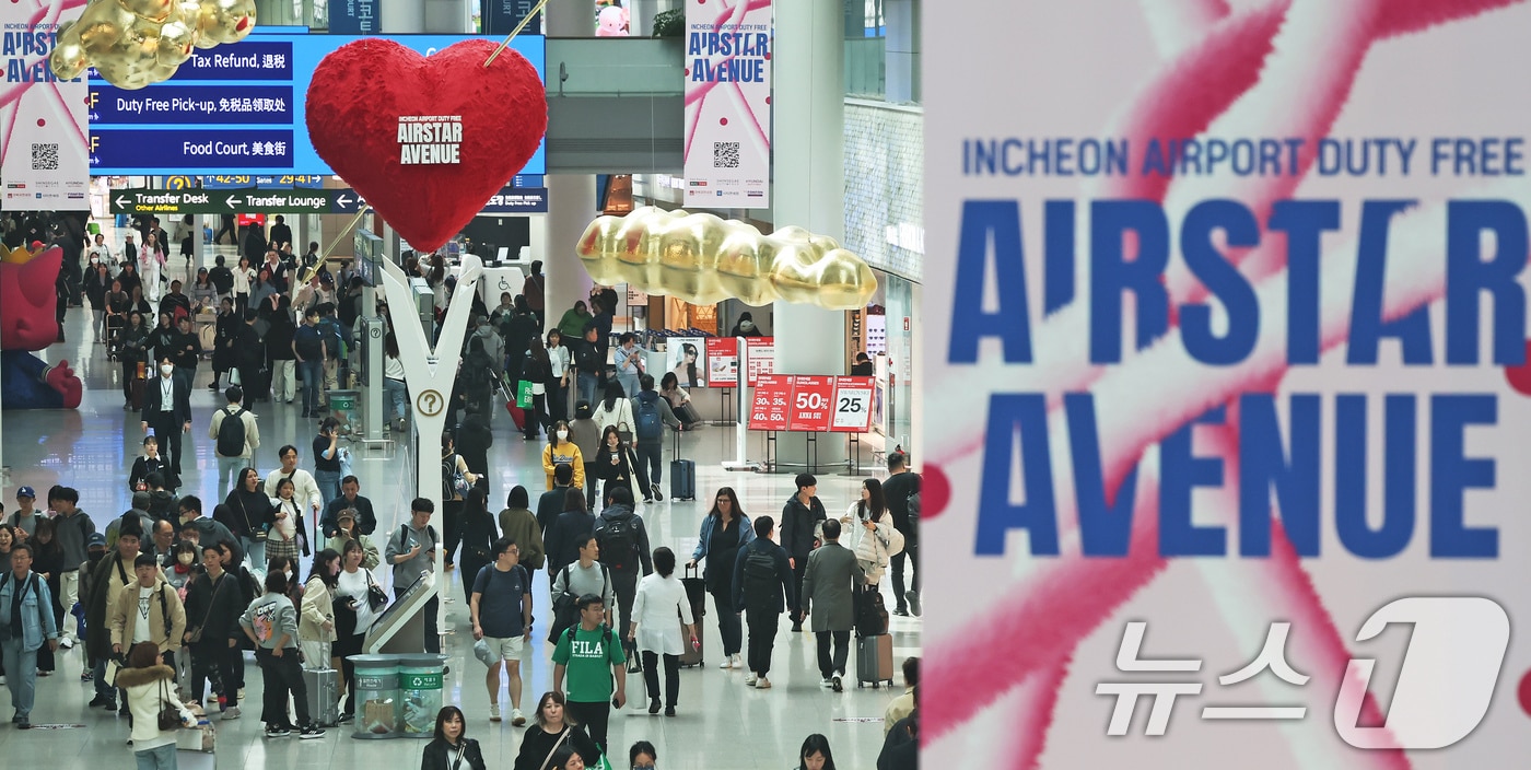 25일 오후 인천국제공항 제1터미널 면세구역에서 여행객들이 쇼핑을 하고 있다.  (사진은 기사 내용과 무관함) 2025.3.25/뉴스1 ⓒ News1 장수영 기자