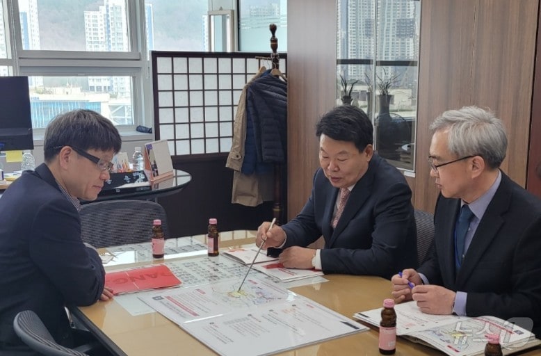 오성환 당진시장(가운데)이 박봉용 기재부 재정관리국장에게 국도 32호선 대체우회도로 건설 등 주요 현안을 설명하고 있다. (당진시 제공. 재판매 및 DB금지) /뉴스1