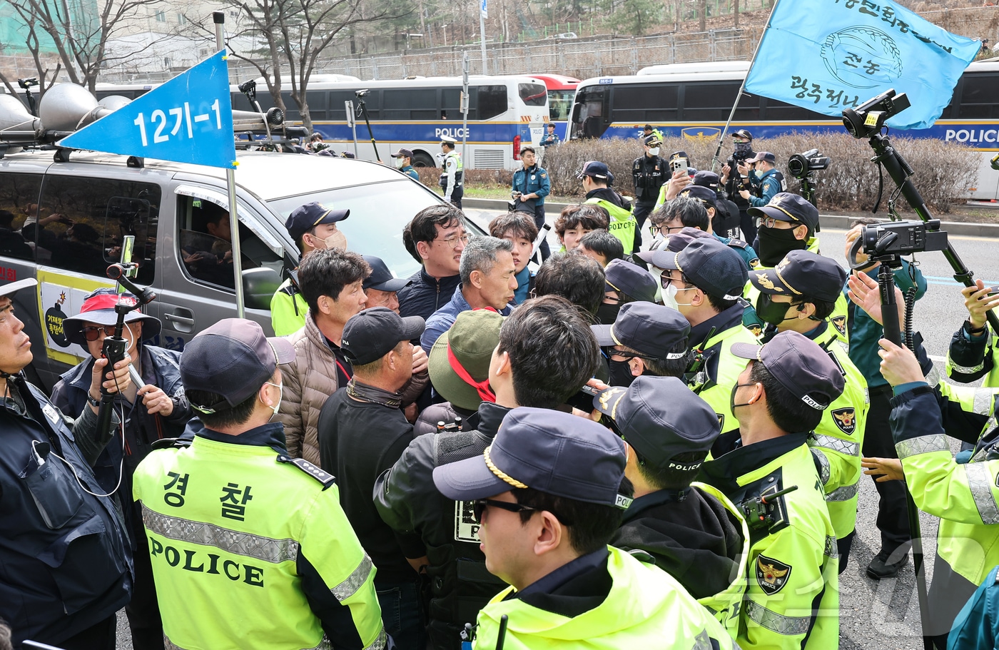 25일 서울 관악구 과천대로에서 전국농민회총연맹&#40;전농&#41; 회원이 남태령역으로 향하는 트랙터들을 통제하는 경찰과 대치하고 있다. 2025.3.25/뉴스1 ⓒ News1 김도우 기자