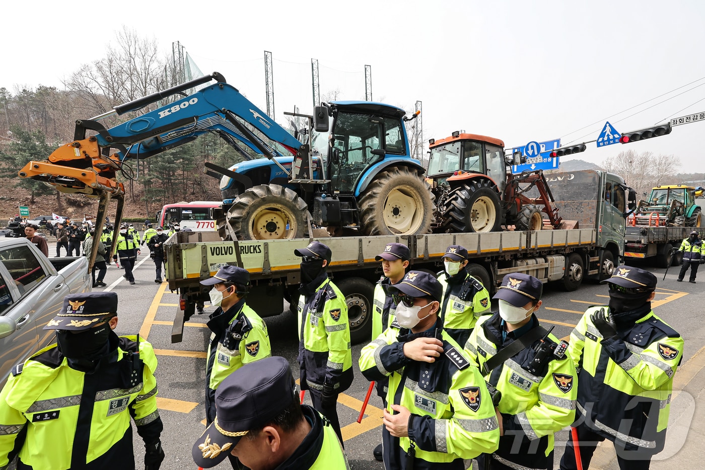 25일 서울 관악구 과천대로에서 남태령역으로 향하던 전국농민회총연맹&#40;전농&#41; 소속 트랙터들이 경찰 통제로 멈춰서 있다. 전농은 이날 오후 남태령역에서 윤석열 대통령 탄핵 촉구 집회를 한 뒤 트랙터와 트럭을 이끌고 광화문 방면으로 행진한다고 밝혔다. 2025.3.25/뉴스1 ⓒ News1 김도우 기자