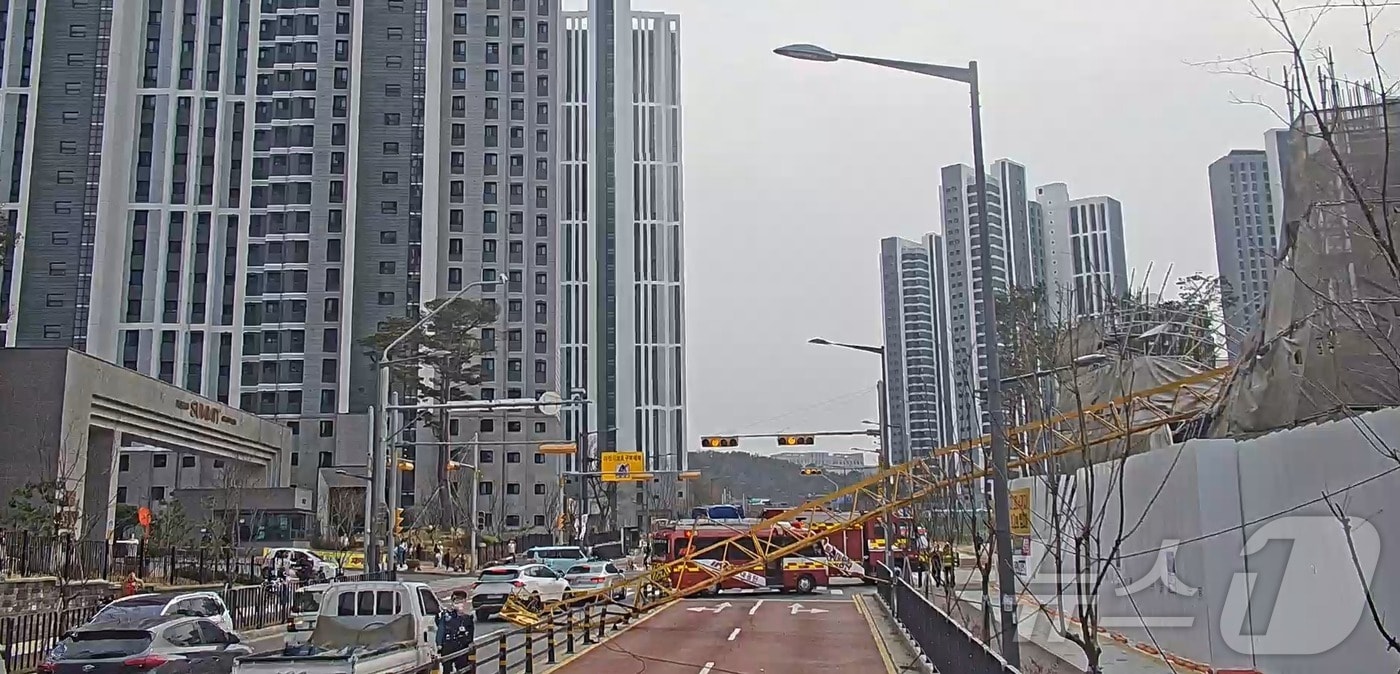 대전 유성구 용산동 아파트 상가 공사현장에서 타워크레인이 전복사고가 발생했다. (대전소방 제공. 재판매 및 DB금지) /뉴스1