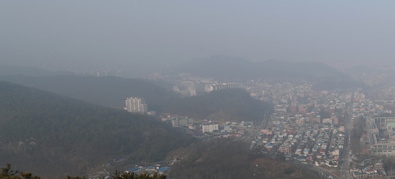 전북자치도 전주시 치명자산에서 바라본 도심이 미세먼지로 뒤덮여 있다. 2025.3.25 ⓒ 뉴스1 유경석 기자