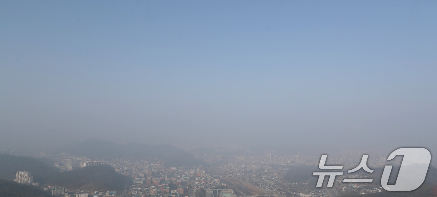 전북특별자치도 전역에 미세먼지 주의보가 발령된 25일 전북자치도 전주시 치명자산에서 바라본 도심이 미세먼지로 뒤덮여 있다. 2025.3.25/뉴스1 ⓒ News1 유경석 기자