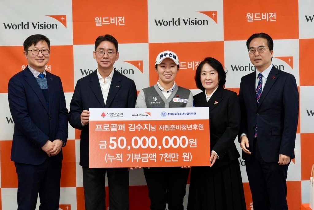 한국여자프로골퍼(KLPGA) 투어의 김수지(가운데)가 자립준비청년을 위해 5000만원을 기부했다. (와우매니지먼트 제공)