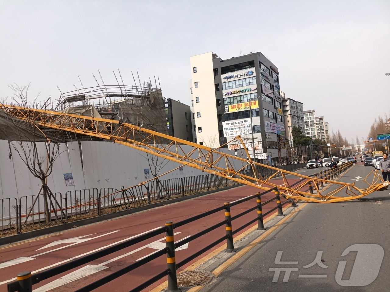 25일 대전 유성구 용산동의 한 아파트 공사현장에서 강풍에 작업 중인 타워크레인이 쓰러져 인부 1명이 다치는 사고가 발생했다. (대전소방본부 제공. 재판매 및 DB금지) /뉴스1 