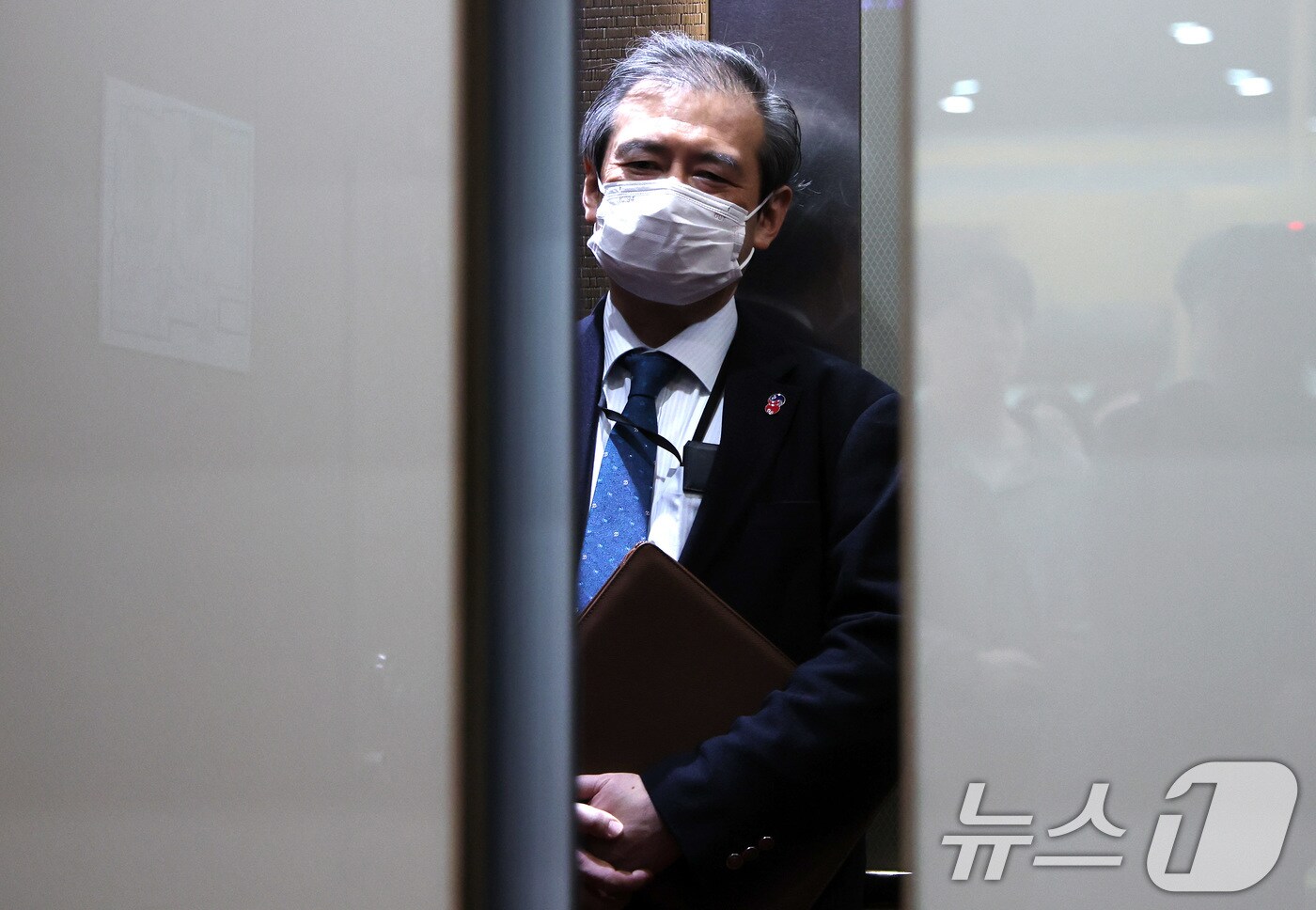 미바에 다이스케 주한일본대사관 총괄공사가 25일 서울 종로구 정부서울청사 외교부로 초치되고 있다. 이날 일본 문부과학성은 교과서 검정 조사심의회 총회를 열고 일선 고등학교가 2026년도부터 사용할 교과서 심사 결과를 확정했다. 일본 고등학생이 내년 봄부터 사용하는 사회과 교과서 상당수에 독도가 일본의 고유 영토라는 억지 주장이 포함된 것으로 확인됐다. 2025.3.25/뉴스1 ⓒ News1 임세영 기자