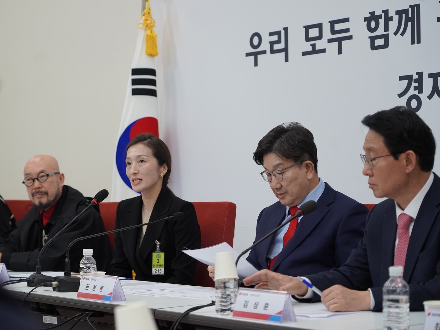 성래은 한국패션협회 회장&#40;왼쪽에서 두번째, 한국패션협회제공&#41;