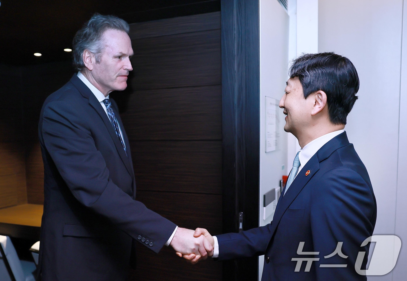 안덕근 산업통상자원부 장관이 25일 서울 중구 플라자호텔에서 마이크 던리비 미국 알래스카주 주지사와 면담을 하고 있다. 이날 안 장관은 알래스카 주지사와 알래스카 액화천연가스(LNG) 개발 프로젝트 등 에너지 협력 강화 방안을 논의했다. (산업통상자원부 제공, 재판매 및 DB 금지) 2025.3.25/뉴스1