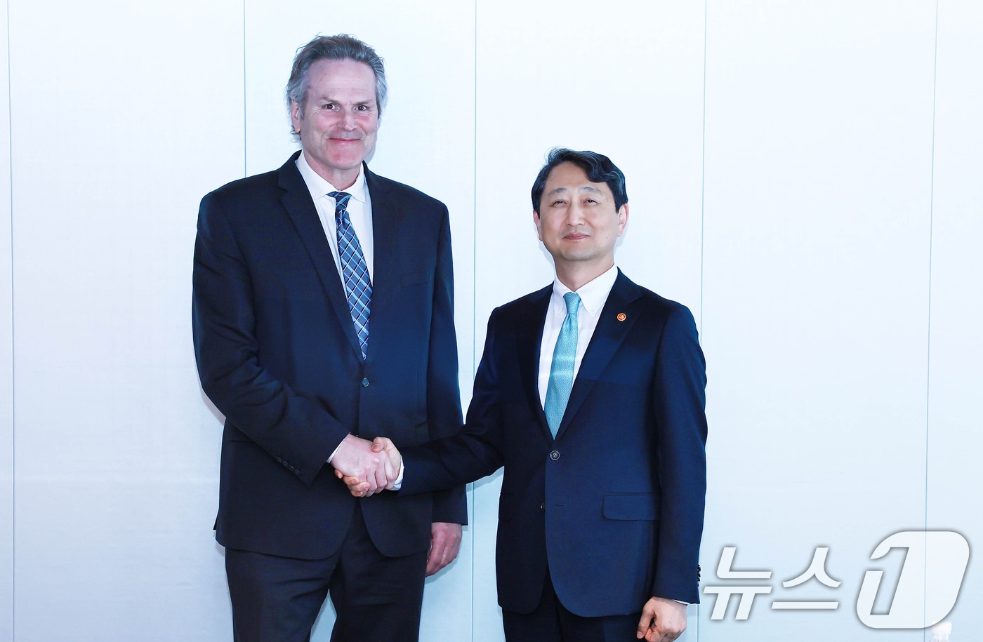 안덕근 산업통상자원부 장관이 25일 서울 중구 플라자호텔에서 마이크 던리비 미국 알래스카주 주지사와 면담을 하고 있다. 이날 안 장관은 알래스카 주지사와 알래스카 액화천연가스(LNG) 개발 프로젝트 등 에너지 협력 강화 방안을 논의했다. (산업통상자원부 제공, 재판매 및 DB 금지) 2025.3.25/뉴스1