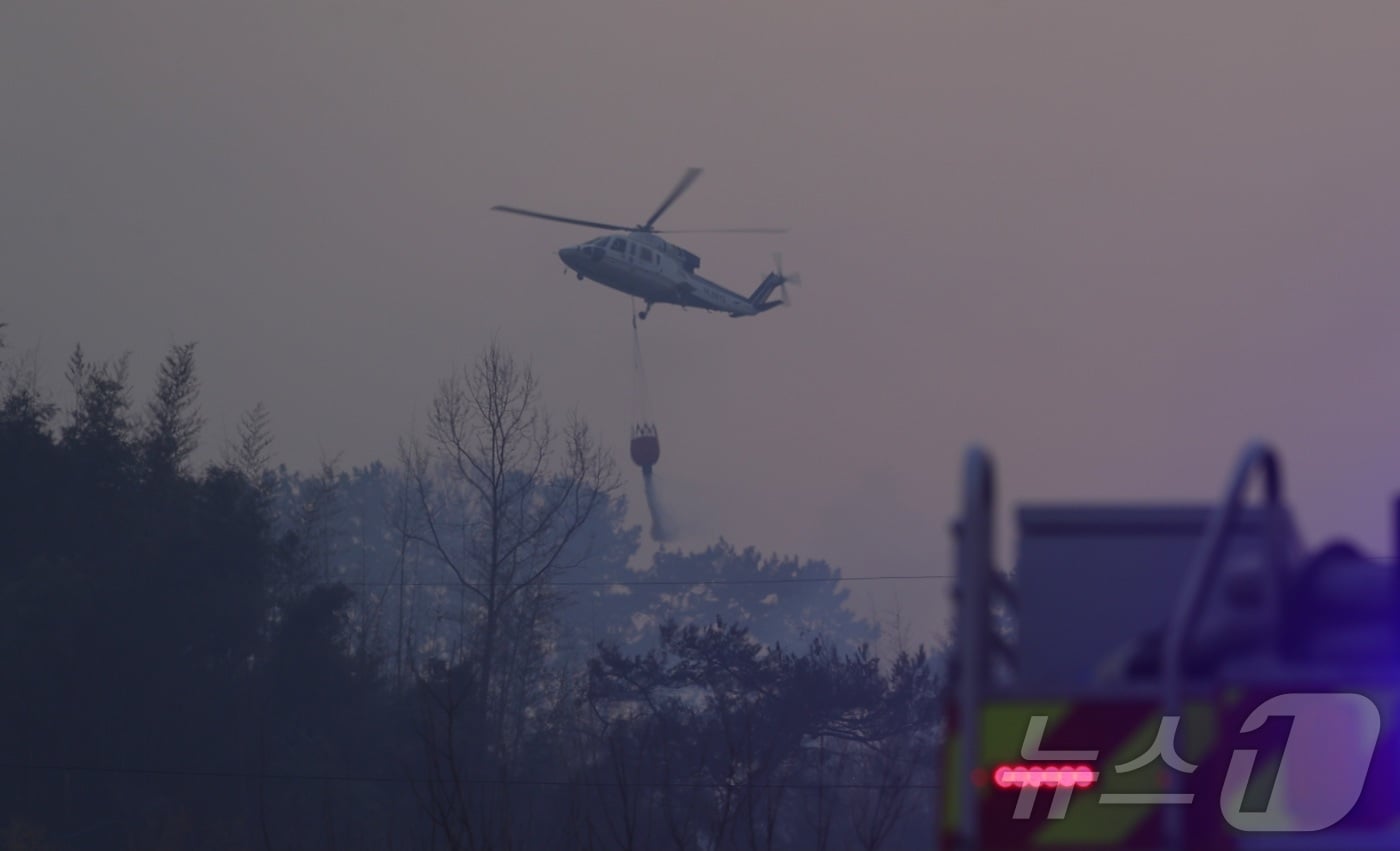 25일 전북자치도 정읍시 소성면에서 발생한 산불이 인근 마을까지 번진 가운데 소방 헬기를 이용해 화재 진압을 하고 있다. 2025.3.25/뉴스1 ⓒ News1 유경석 기자