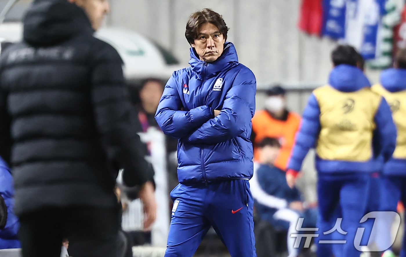 25일 오후 경기 수원월드컵경기장에서 열린 2026 국제축구연맹(FIFA) 북중미 월드컵 아시아 3차 예선 B조 8차전 대한민국과 요르단의 경기, 대한민국 홍명보 감독이 경기를 지켜보고 있다. 2025.3.25/뉴스1 ⓒ News1 김도우 기자