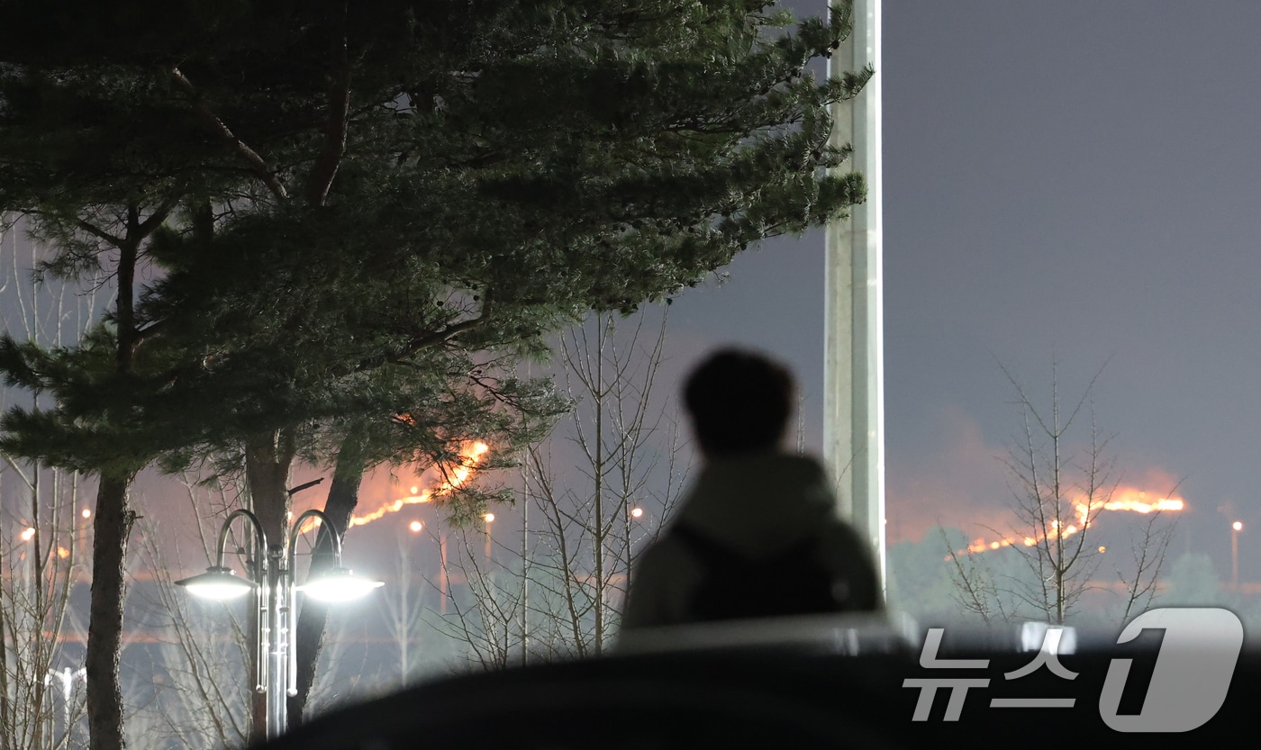 경북 의성 산불이 나흘째 이어지고 있는 25일 오후 경북 안동시 국립경국대학교 안동캠퍼스에 대피령이 내려져 재학생들이 비상 상황에 대비해 대기하고 있다. 2025.3.25/뉴스1 ⓒ News1 김영운 기자