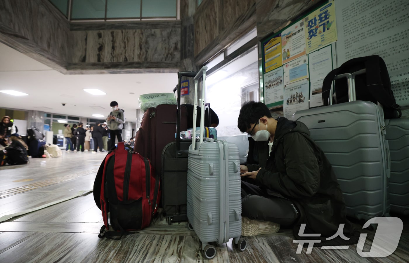 경북 의성 산불이 나흘째 이어진 지난 25일 오후 국립경국대 안동캠퍼스에 대피령이 내려지자 학생들이 기숙사 1층에 대기해 있다. 2025.3.25/뉴스1 ⓒ News1 김영운 기자