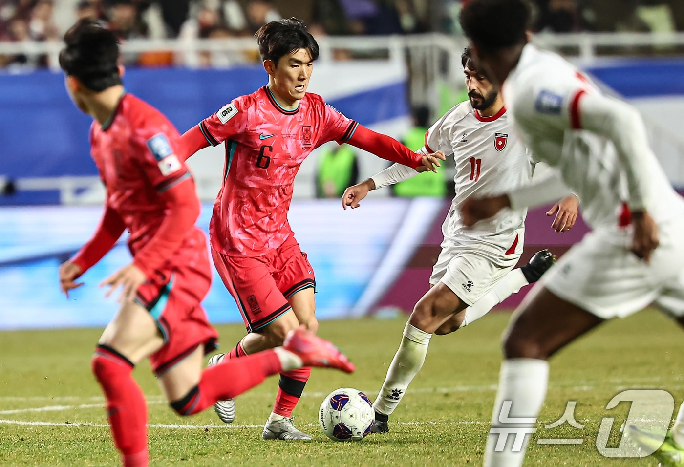 25일 오후 경기 수원월드컵경기장에서 열린 2026 국제축구연맹(FIFA) 북중미 월드컵 아시아 3차 예선 B조 8차전 대한민국과 요르단의 경기, 대한민국 황인범이 공격을 시도하고 있다. 2025.3.25/뉴스1 ⓒ News1 김도우 기자