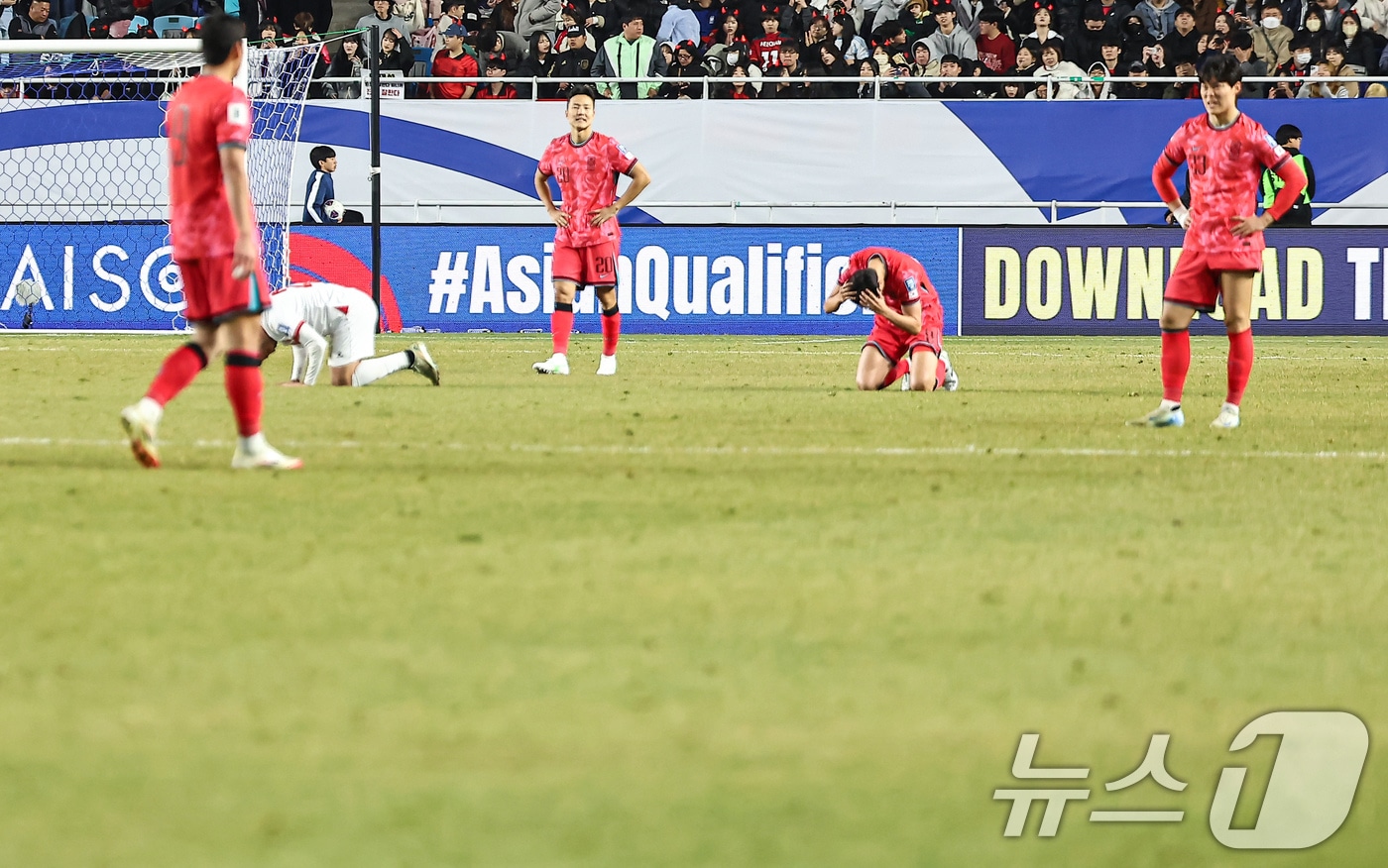 25일 오후 경기 수원월드컵경기장에서 열린 2026 국제축구연맹(FIFA) 북중미 월드컵 아시아 3차 예선 B조 8차전 대한민국과 요르단의 경기, 대한민국 선수들이 1대1 무승부로 경기를 마치고 아쉬워하고 있다. 2025.3.25/뉴스1 ⓒ News1 김도우 기자