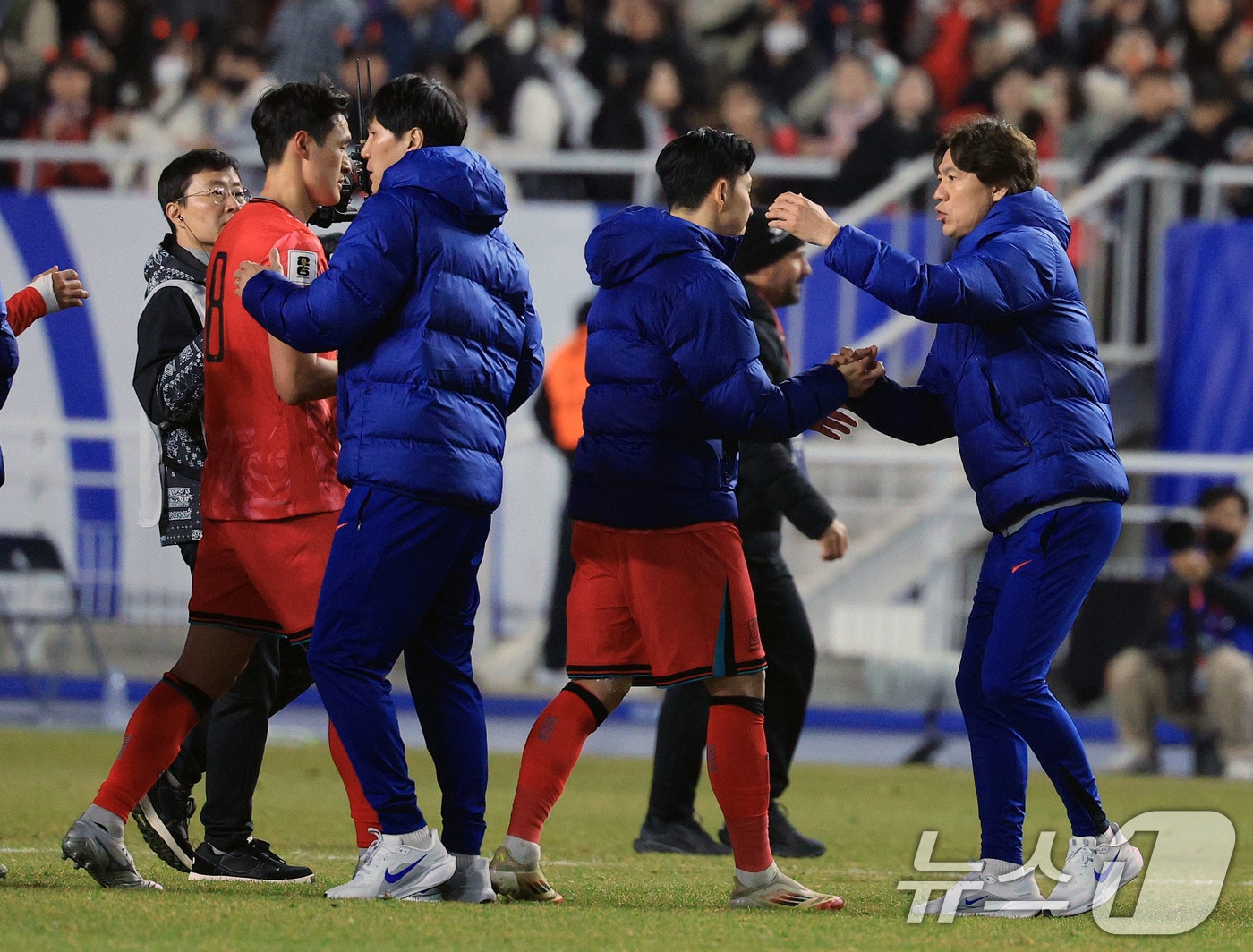 25일 오후 경기도 수원시 팔달구 수원월드컵경기장에서 열린 2026 국제축구연맹(FIFA) 북중미 월드컵 아시아 3차 예선 B조 8차전 대한민국과 요르단의 경기를 무승부로 마친 홍명보 감독이 손흥민을 다독이고 있다. 2025.3.25/뉴스1 ⓒ News1 박정호 기자