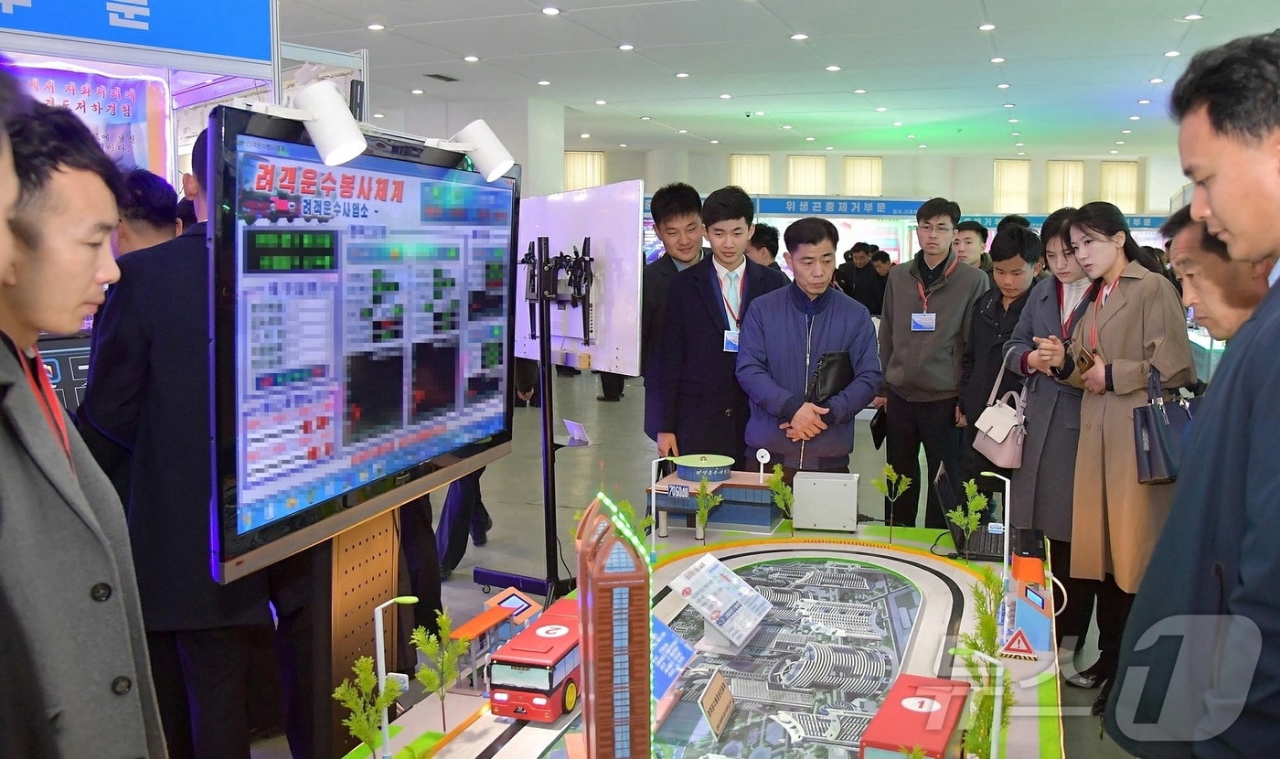 (평양 노동신문=뉴스1) = 북한 노동당 기관지 노동신문은 26일 "수도의 생태환경 개선을 위한 과학기술발표회 및 전시회가 지난 25일 과학기술전당에서 개막했다"라고 보도했다. [국내에서만 사용가능. 재배포 금지. DB 금지. For Use Only in the Republic of Korea. Redistribution Prohibited] rodongphoto@news1.kr