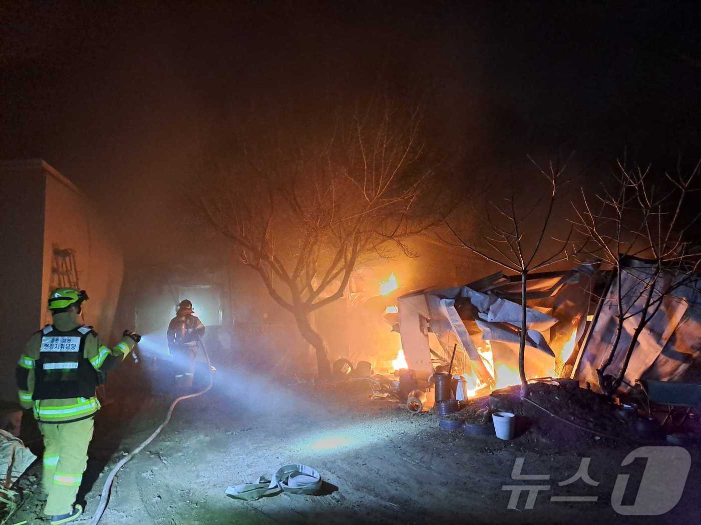 26일 새벽 철원 서면 화수리 버섯재배시설 화재 현장.(강원도소방본부 제공, 재판매 및 DB 금지) 2025.3.26/뉴스1